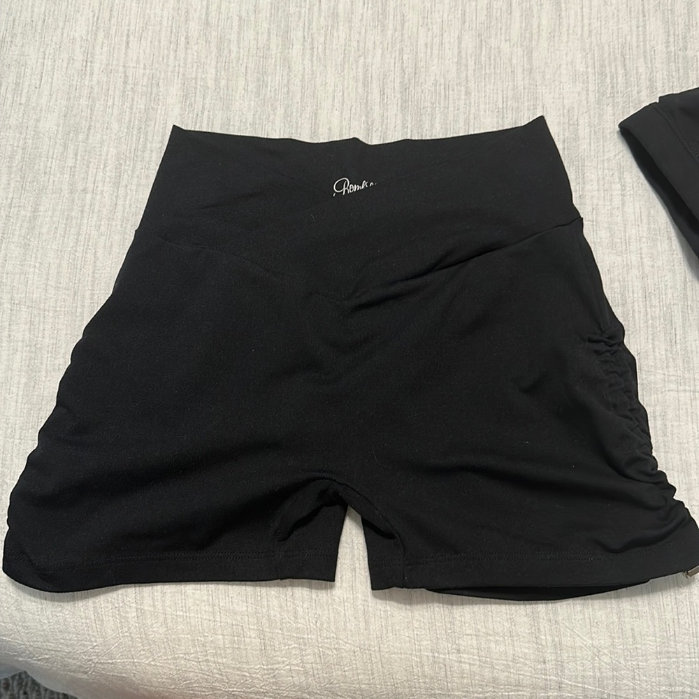 Bombshell scrunch shorts with green pulls